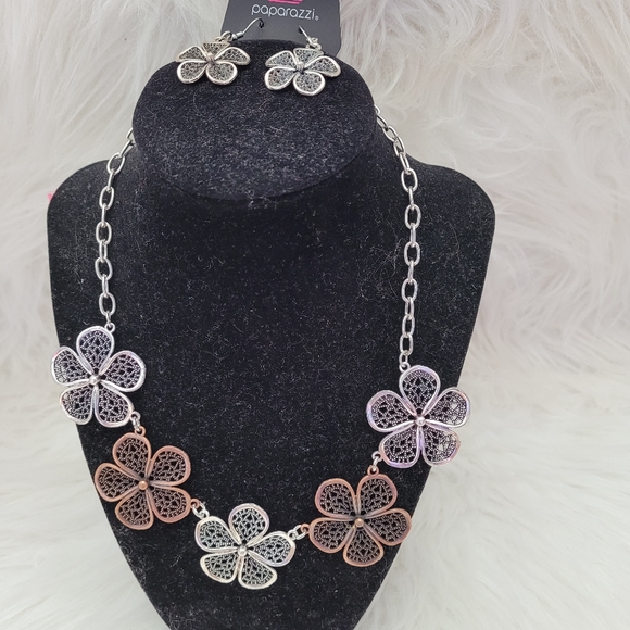 Paparazzi Silver Bronze Flower Necklace Set